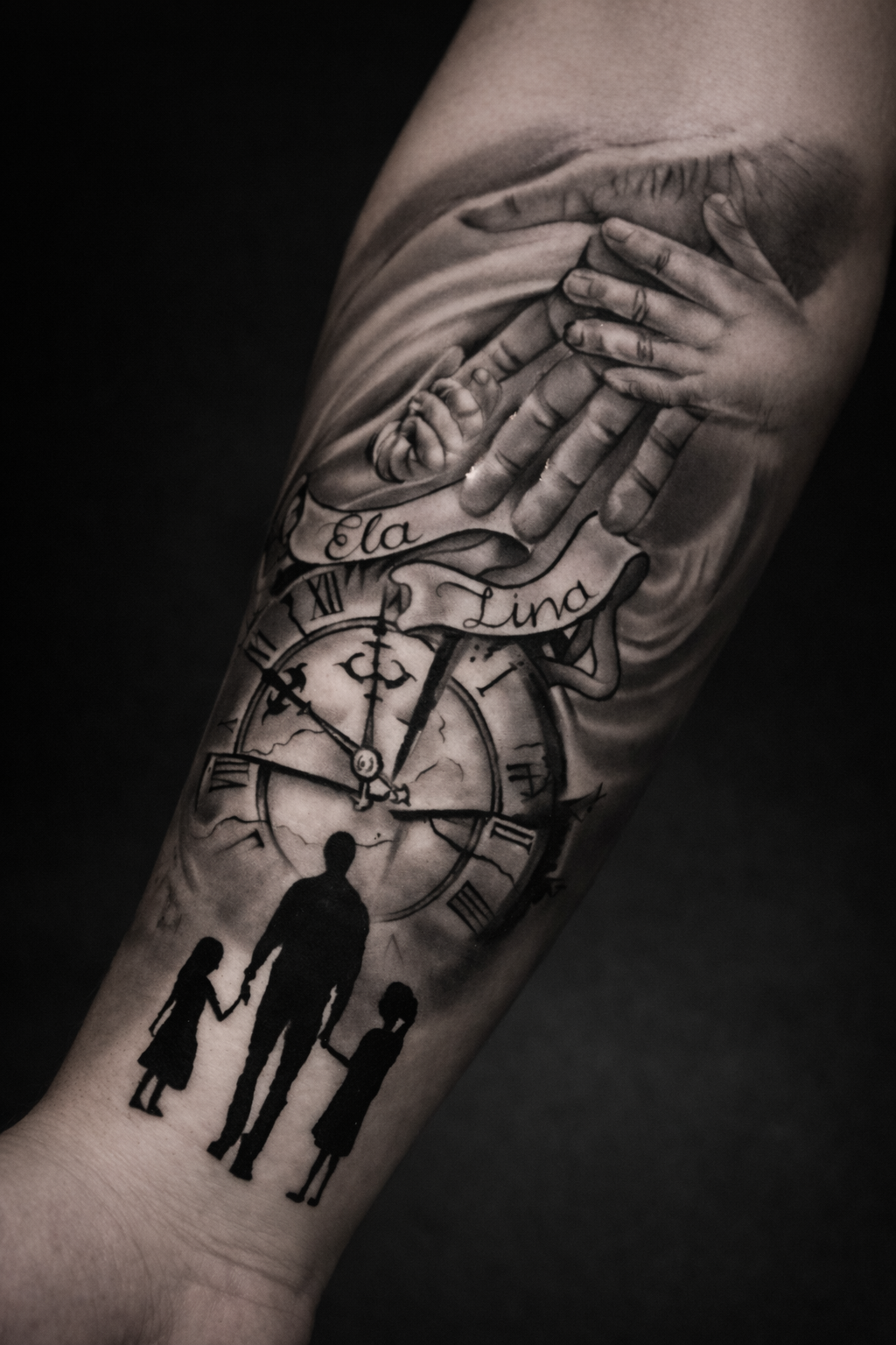 Holding hand family tattoo çalışması